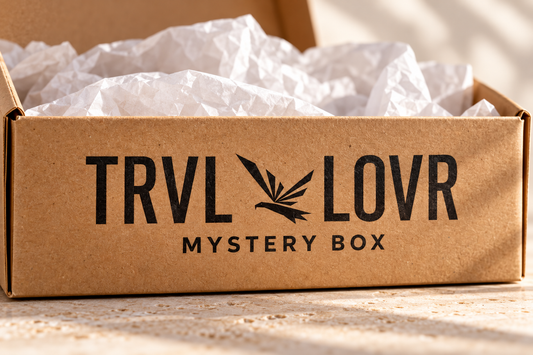 Geöffnete TRVL LOVR Mystery Box aus Karton mit weißem Seidenpapier